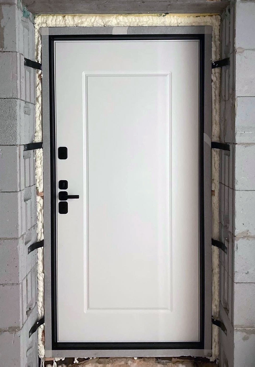 Металлическая дверь в минималистичном стиле