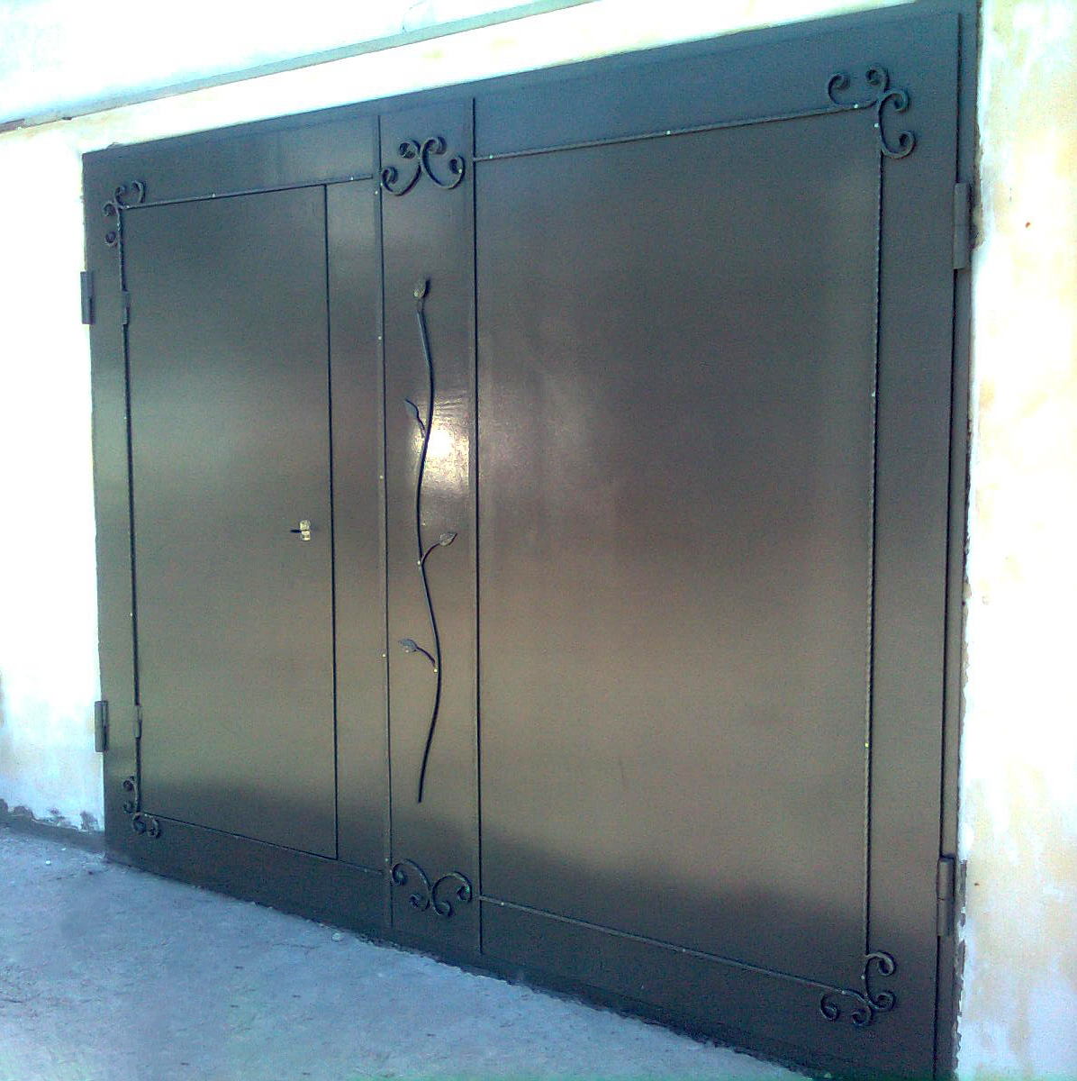 Гаражные ворота с ковкой ЛД/В-541 МДФ внутри